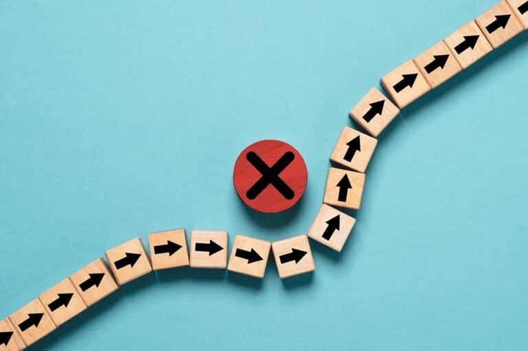 Arrow avoid cross mark which it print screen on wooden block for Avoid problems concept