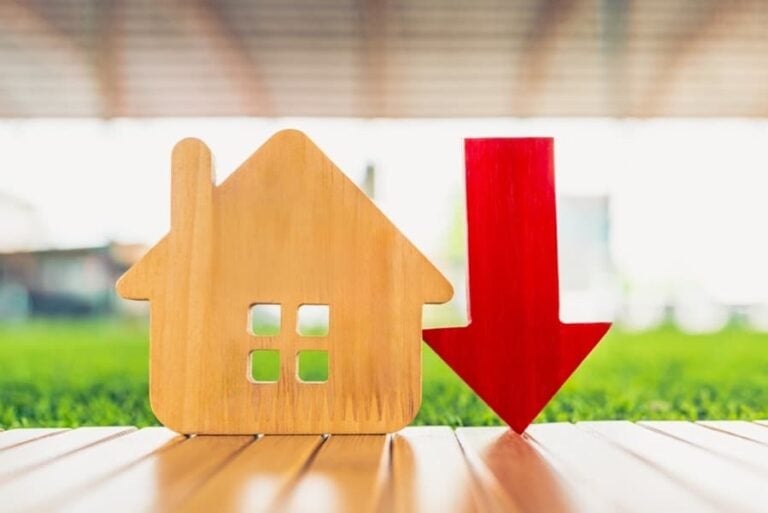 Image of house with down arrows. Concept of house transaction volume
