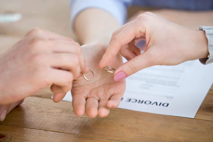 Divorcing family couple give wedding rings to lawyer